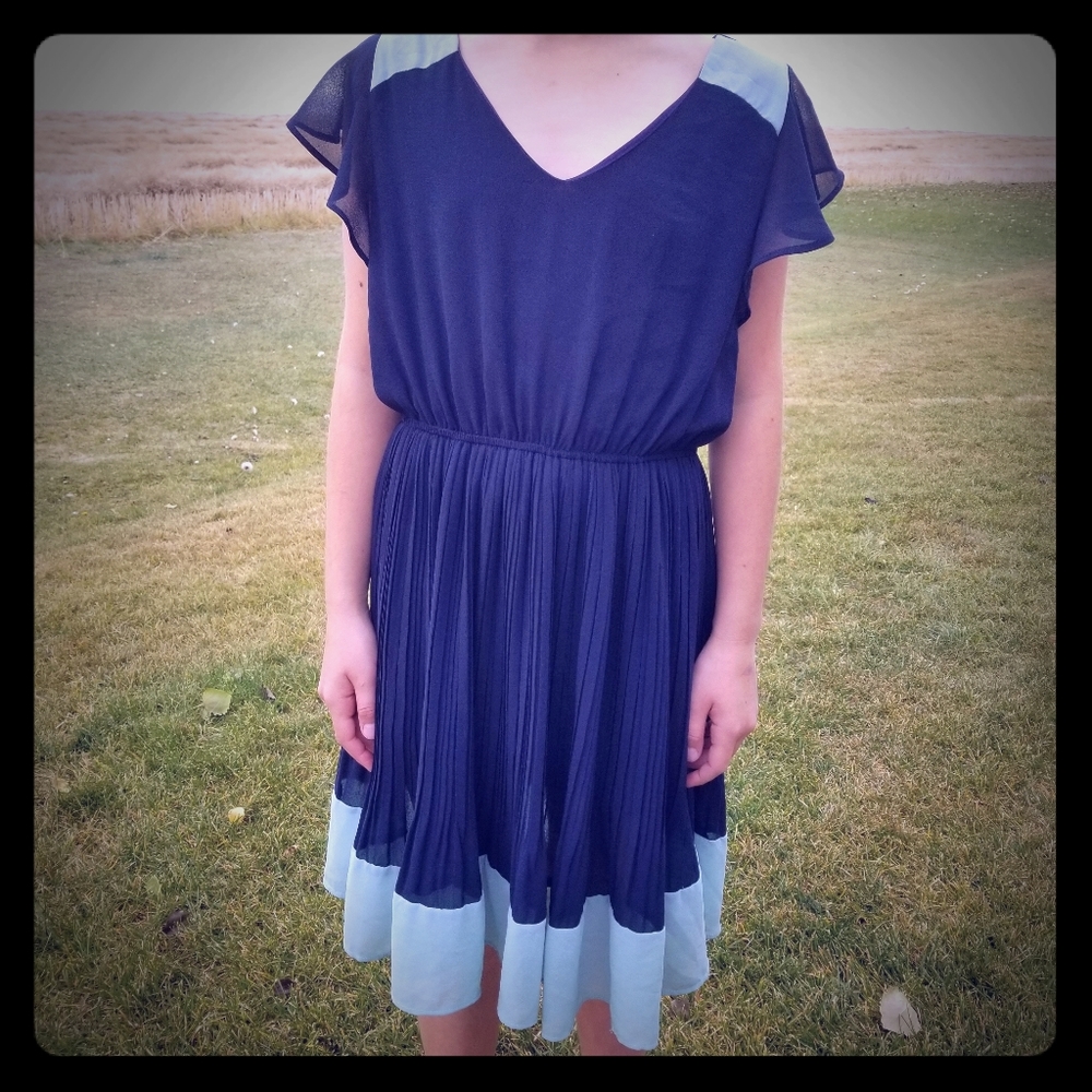 (S) PINK MARTINI Pleated V Neck Mini Dress Bicolor Party Casual Lightweight - Picture 3 of 10